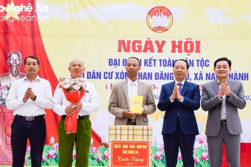 Phó Chủ tịch UBND tỉnh Bùi Thanh An chung vui Ngày hội Đại đoàn kết tại huyện Yên Thành
