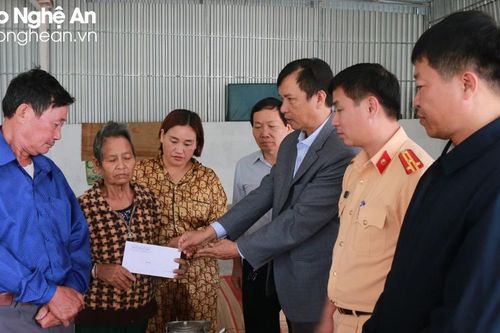 Ban An toàn giao thông tỉnh thăm gia đình nạn nhân tử vong do tai nạn giao thông