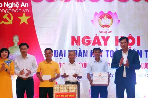 Trưởng ban Nội chính Tỉnh ủy Hồ Lê Ngọc chung vui Ngày hội Đại đoàn kết tại huyện Đô Lương