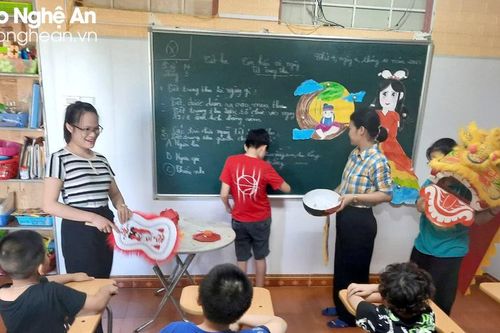 Những người kiên nhẫn 'gõ cửa' trái tim trẻ bằng yêu thương