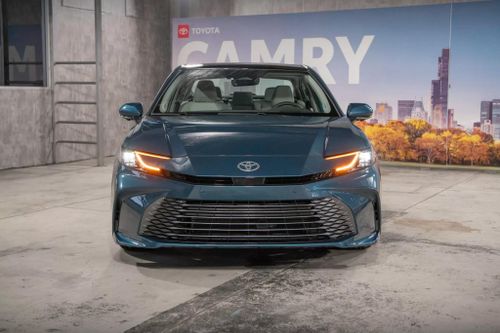 Toyota Camry 2025 chính thức trình làng, chỉ sử dụng động cơ hybrid