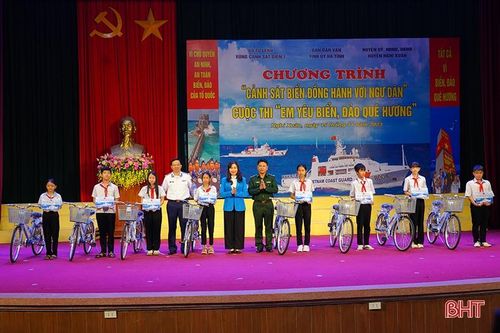 Ấm áp chương trình 'Cảnh sát biển đồng hành với ngư dân'