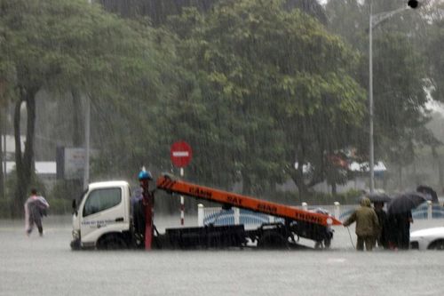Mưa lớn gây ngập nặng tại nhiều địa phương, lưu thông khó khăn