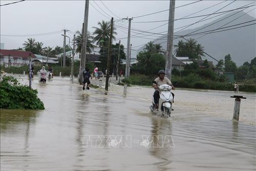 Mưa lớn gây ngập cục bộ, thành phố Cam Ranh cho học sinh nghỉ học