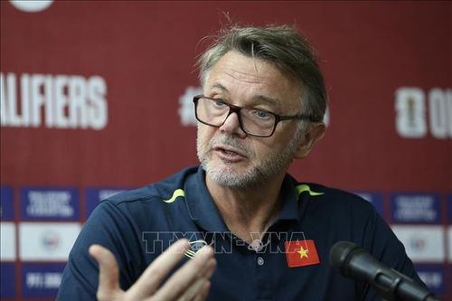 HLV Troussier khẳng định 'sẽ cống hiến những gì tốt nhất' trong trận ra quân