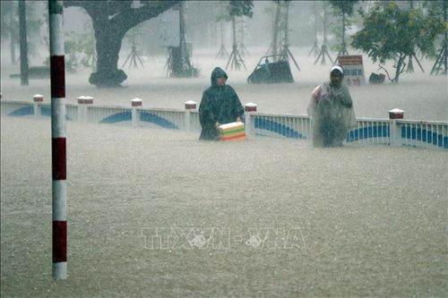 Thừa Thiên - Huế: Mưa lớn làm tê liệt tuyến đường sắt Bắc - Nam
