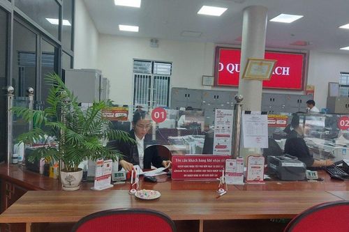Giây phút nữ nhân viên ngân hàng Agribank bị kẻ lạ mặt kề dao vào cổ