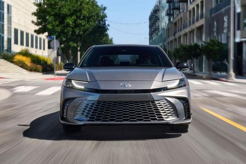 Toyota Camry 2025 ra mắt: Thiết kế ấn tượng, chỉ sử dụng động cơ hybrid, bỏ động cơ V6