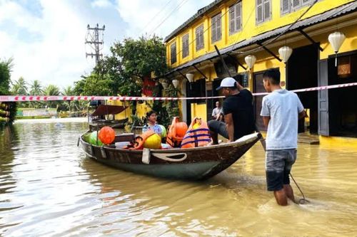 Hình ảnh Hội An chìm trong nước lũ, người dân chèo thuyền bè đi lại