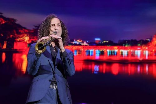 Huyền thoại Saxophone Kenny G nói tiếng Việt, tiết lộ ăn phở gà mỗi sáng khi ở Việt Nam