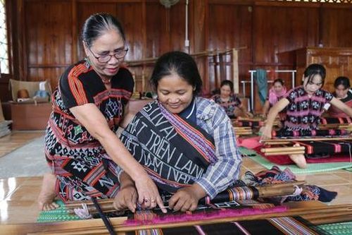 Độc đáo các sản phẩm từ dệt zèng của người Tà Ôi