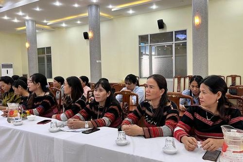 Trao đổi về vai trò của phụ nữ đối với cán bộ nữ dân tộc thiểu số