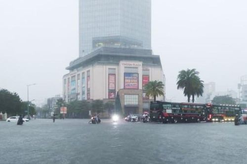 Nước lũ lên nhanh gây ngập sâu tại Huế