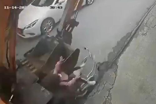 Bé gái trên đường đi học bị máy xúc cán