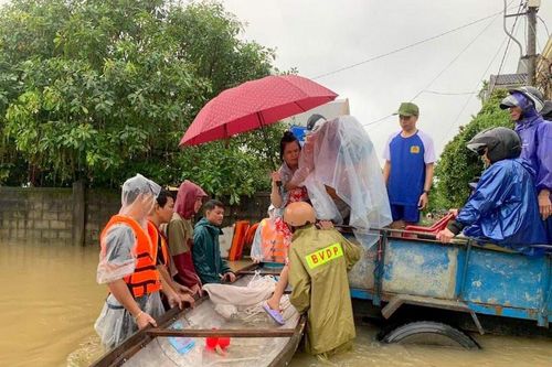 Mưa lũ gây thiệt hại nặng nề cho các tỉnh miền Trung