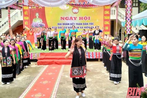 Trưởng Ban Nội chính Tỉnh ủy Nguyễn Ngọc Tiến chung vui Ngày hội Đại đoàn kết toàn dân tộc tại bản Hán