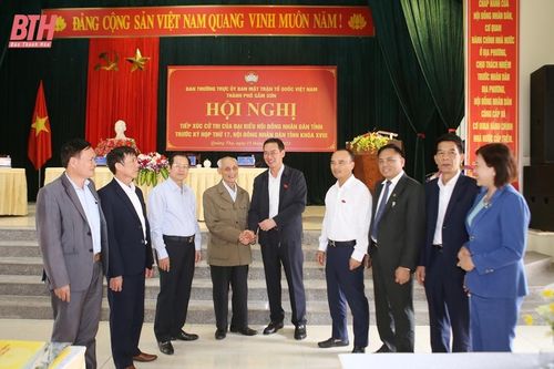 Phó Bí thư Tỉnh ủy Trịnh Tuấn Sinh và các đại biểu HĐND tỉnh tiếp xúc cử tri TP Sầm Sơn