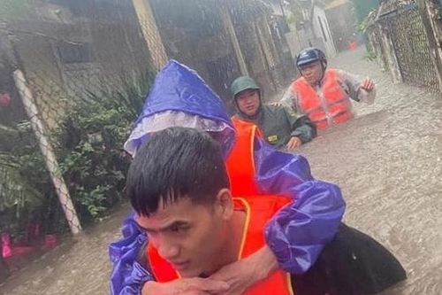 Tình quân - dân trong mưa lũ