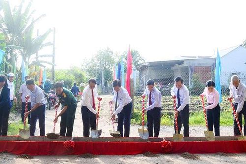 Nâng cấp, mở rộng tuyến đường liên ấp tại xã Khánh Hòa