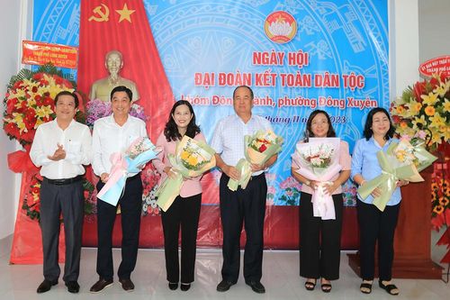 Phó Bí thư Tỉnh ủy, Chủ tịch UBND tỉnh An Giang Nguyễn Thanh Bình dự Ngày hội Đại đoàn kết toàn dân tộc ở phường Đông Xuyên