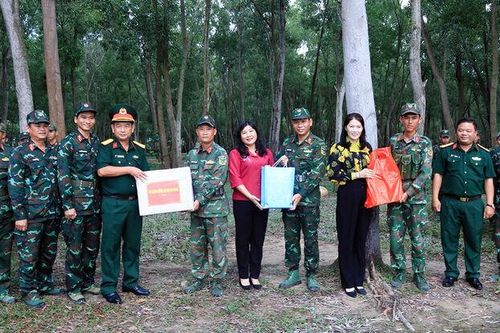 Thăm hỏi, động viên cán bộ, chiến sĩ đang chuẩn bị diễn tập
