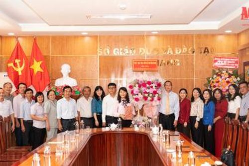 Phó Bí thư Thường trực Tỉnh ủy, Chủ tịch HĐND tỉnh An Giang Lê Văn Nưng thăm, chúc mừng Sở Giáo dục và Đào tạo và Hội Cựu giáo chức tỉnh An Giang nhân kỷ niệm Ngày Nhà giáo Việt Nam 20/11