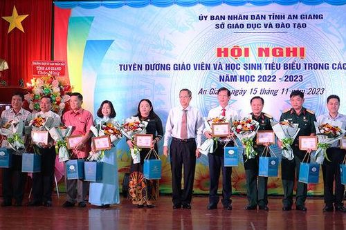 An Giang tuyên dương học sinh, giáo viên tiêu biểu
