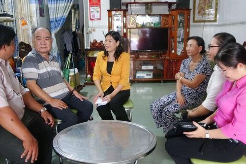 Chủ tịch HĐND huyện Tri Tôn chúc mừng nguyên lãnh đạo ngành giáo dục