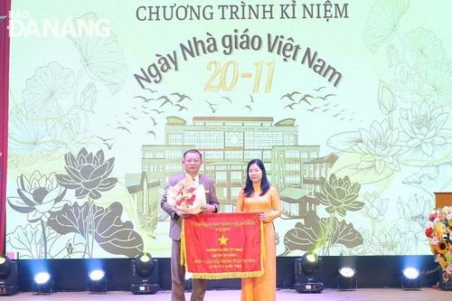 Trường Đại học Sư phạm (Đại học Đà Nẵng) nhận cờ đơn vị dẫn đầu phong trào thi đua