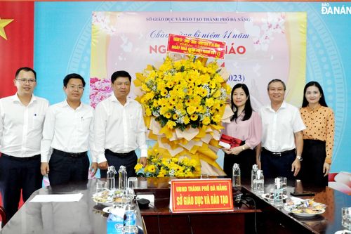 Lãnh đạo thành phố thăm, chúc mừng ngày Nhà giáo Việt Nam