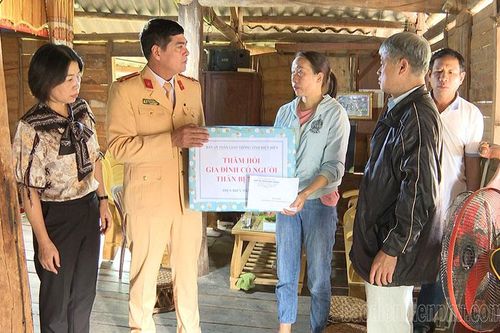 Thăm, động viên gia đình có người thân tử vong do tai nạn giao thông