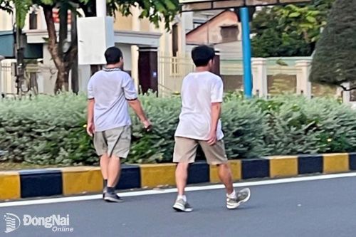 Đi bộ ngược chiều, giữa lòng đường để… tập thể dục