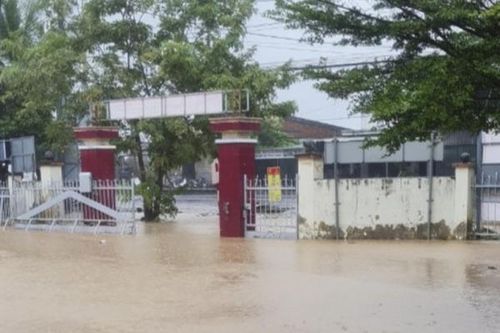 Cam Ranh: Học sinh được nghỉ học; nhiều khu vực bị ngập