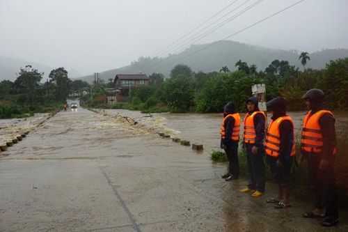 Khánh Sơn: Mưa lớn gây ngập các cầu tràn, chia cắt giao thông cục bộ