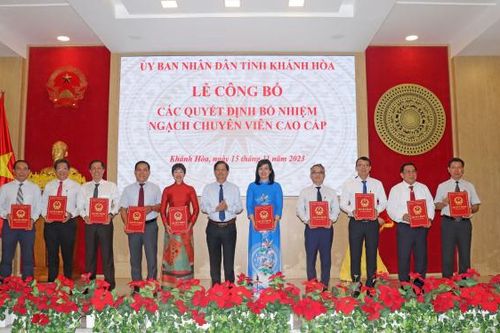 Ông Nguyễn Tấn Tuân - Phó Bí thư Tỉnh ủy, Chủ tịch UBND tỉnh Khánh Hòa: Trao quyết định bổ nhiệm ngạch chuyên viên cao cấp cho 10 cán bộ