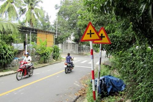 Nên thu hồi biển báo giao thông cũ