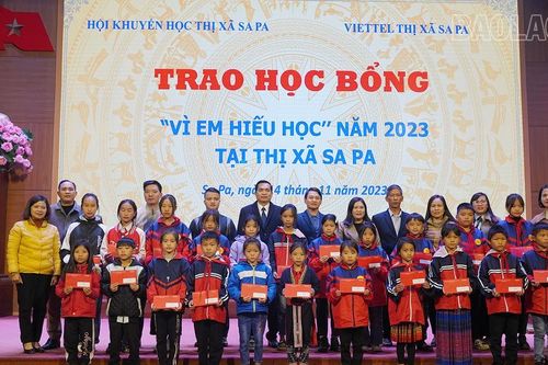 Trao 110 suất học bổng 'Vì em hiếu học' cho học sinh có hoàn cảnh khó khăn tại thị xã Sa Pa