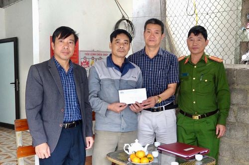 Thăm hỏi gia đình có nạn nhân tử vong do tai nạn giao thông tại huyện Yên Lập