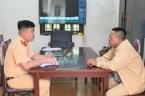 Triệu tập lái xe đi ngược chiều ở xã Phú Hộ, thị xã Phú Thọ để xử lý