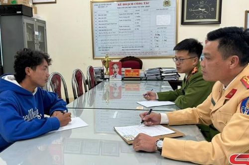Xử lý thanh niên bốc đầu xe máy khi tham gia giao thông