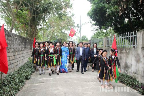Các đồng chí lãnh đạo tỉnh dự ngày hội Đại đoàn kết toàn dân