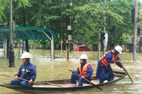 Nước dâng cao, buộc phải cắt điện tại nhiều địa phương