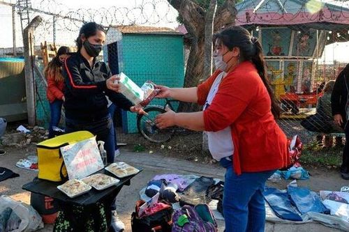 Người dân Argentina bán bớt quần áo vì lạm phát phi mã