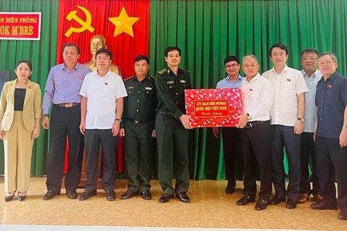 Ủy ban Đối ngoại khảo sát đường biên giới và làm việc với lãnh đạo tỉnh Đắk Lắk