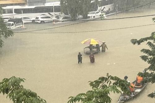 Lật thuyền giữa nước lũ chảy xiết, 2 người chết và mất tích