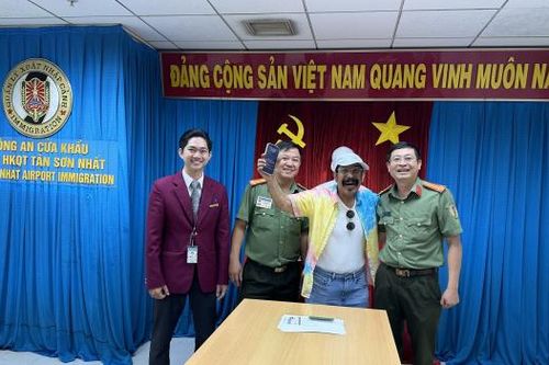 Du khách Saudi Arabia nhận lại tài sản từ Công an cửa khẩu Tân Sơn Nhất