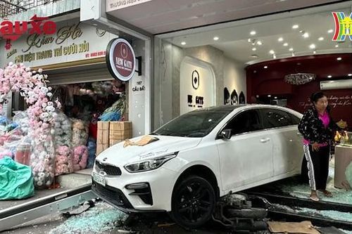 Nữ tài xế lùi xe làm một người bị thương nặng
