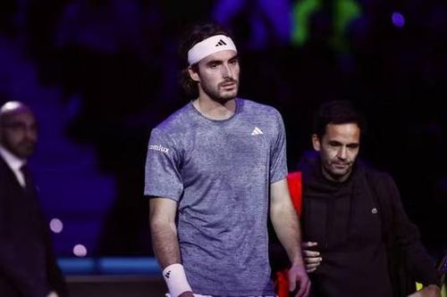 Tsitsipas tái phát chấn thương, Jannik Sinner hạ đương kim vô địch
