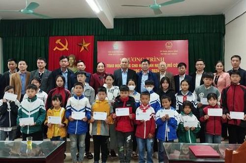 Bắc Giang: Hơn nửa tỉ đồng học bổng tặng học sinh vượt khó, hiếu học