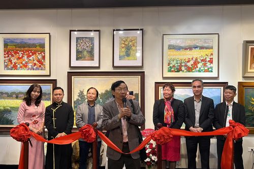 Triển lãm tranh 'Những sắc màu nhà giáo': Mang tình yêu đến các em học sinh
